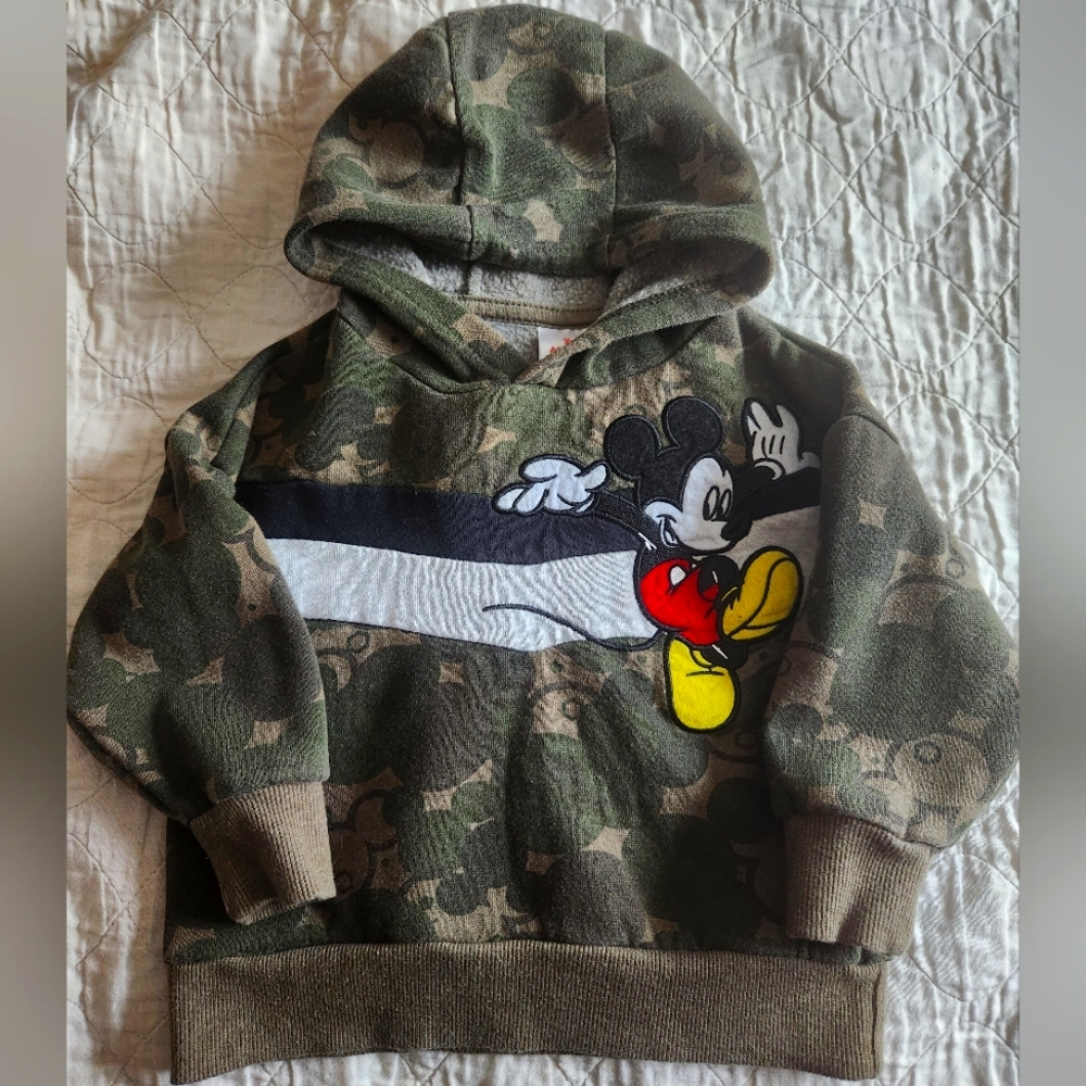 Cute Mickey Mouse sweatshirt!